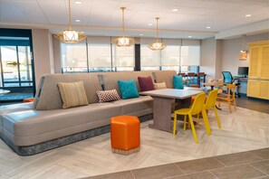 Lobby - Home2 Suites by Hilton Corona (Corona)