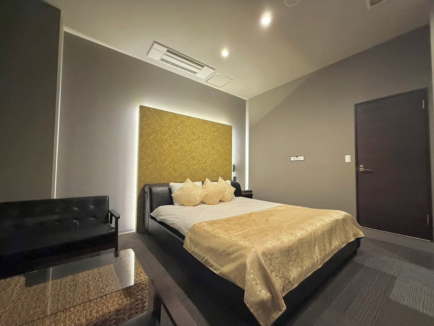 Vip suite, Smoking (E-Cigarettes Only) | Individually decorated, individually furnished, blackout curtains