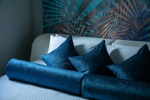 Decoración personalizada, muebles diferentes y cortinas blackout 