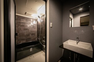 Habitación Royal, fumadores (Royal Suite King,E-Cigarettes Only) | Baño | Ducha, artículos de higiene personal gratuitos y secador de pelo