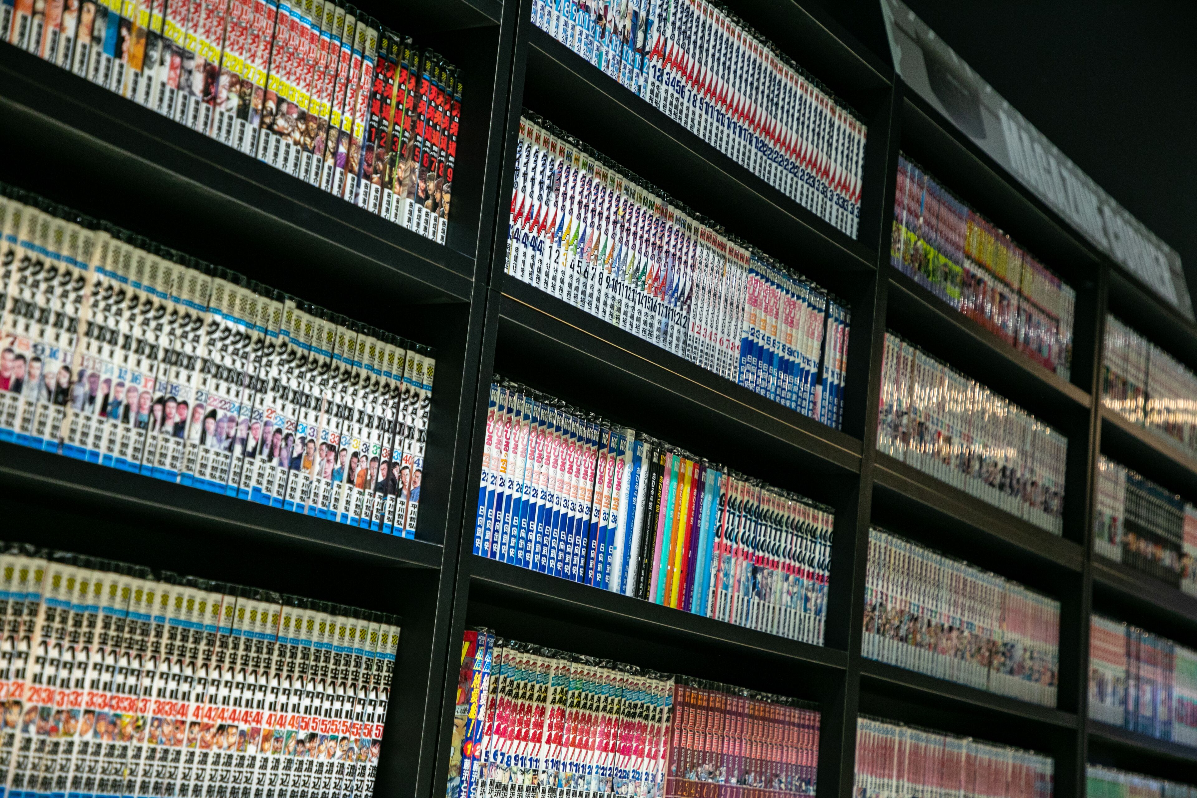 Una pared repleta de estanterías llenas de libros.