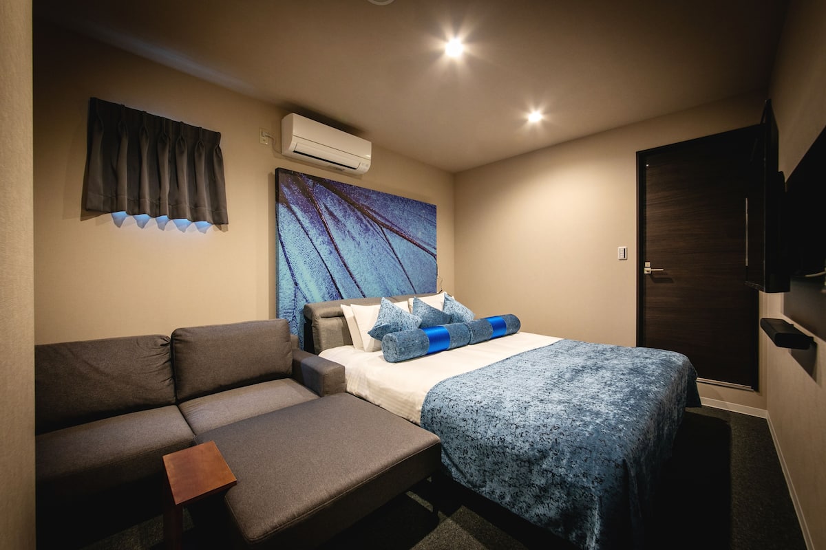 Royal Suite King, Smoking (E-Cigarettes Only) | Individually decorated, individually furnished, blackout curtains