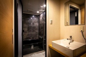 Habitación Premium, fumadores (Premium suite,E-Cigarettes Only) | Baño | Ducha, artículos de higiene personal gratuitos y secador de pelo