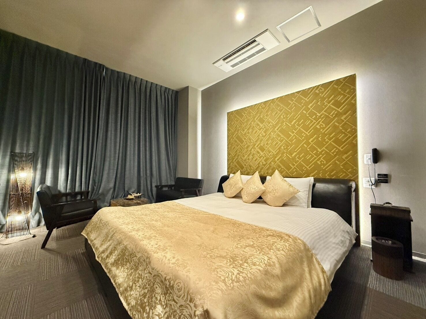 Kamer, roken (Vipsuite, E-Cigarettes Only) | Individueel gedecoreerd, individueel gemeubileerd