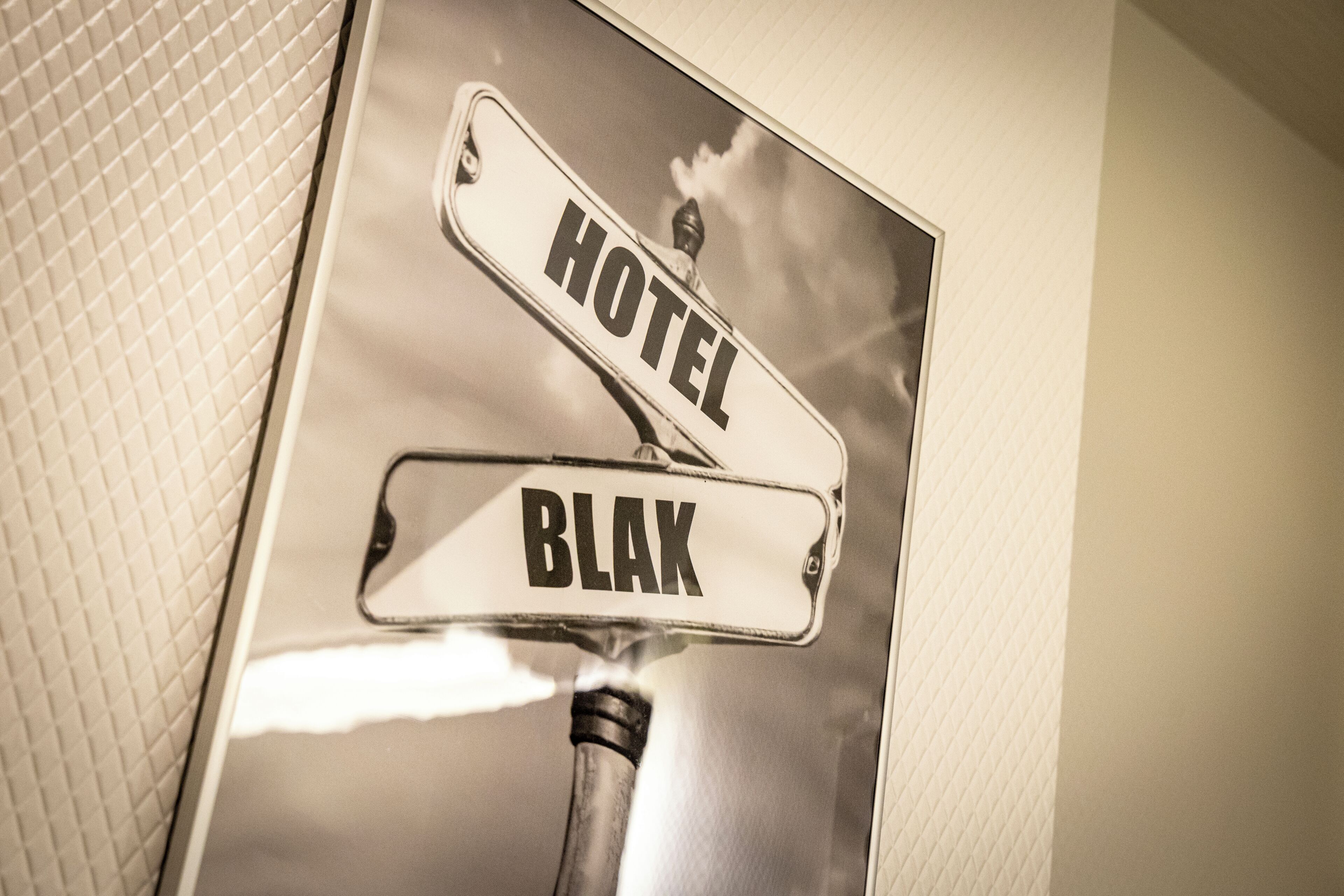 Une enseigne indiquant « HÔTEL » et « BLAX ».