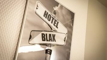 Une enseigne indiquant « HÔTEL » et « BLAX ».