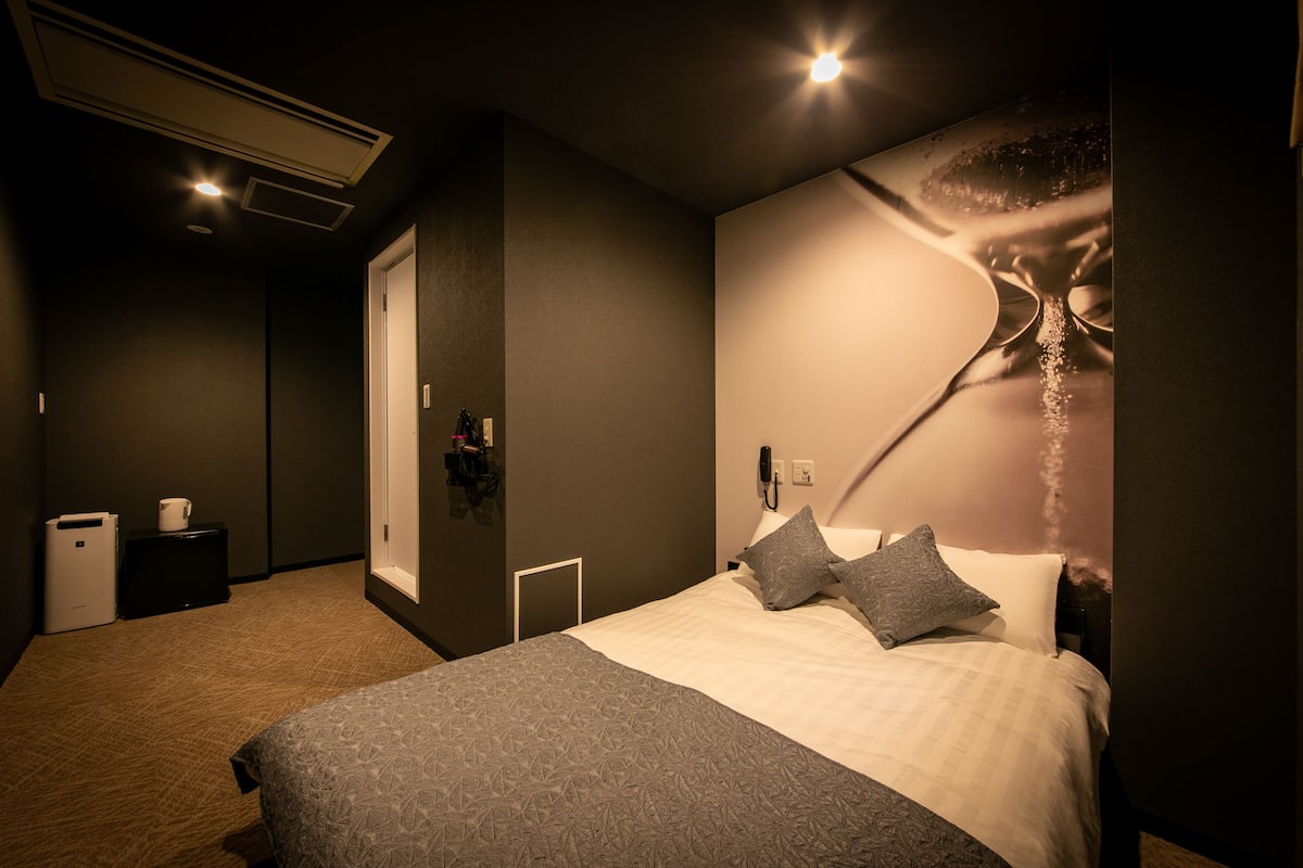 Deadal standard, Smoking (E-Cigarettes Only) | Individually decorated, individually furnished, blackout curtains