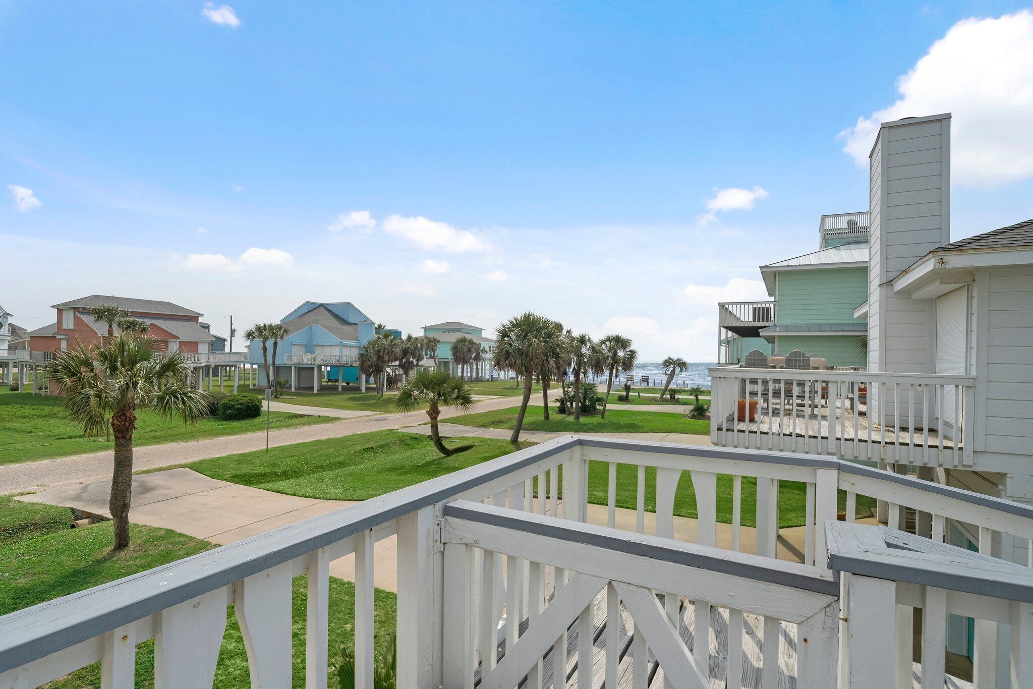 Pet Friendly - Ramp to Main Level - 3 Houses from Beach - Panoramic Views!