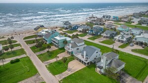 Une zone résidentielle côtière comprenant des maisons, une plage et l’océan.