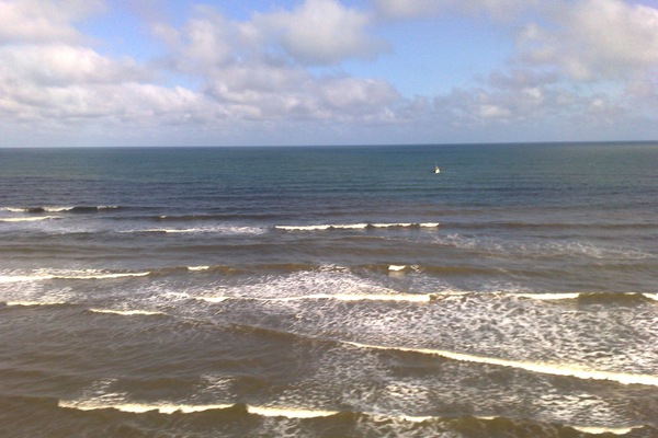 Beach nearby, white sand, 4 beach bars