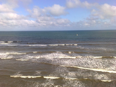 Beach nearby, white sand, 4 beach bars