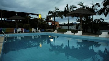 Una piscina al aire libre