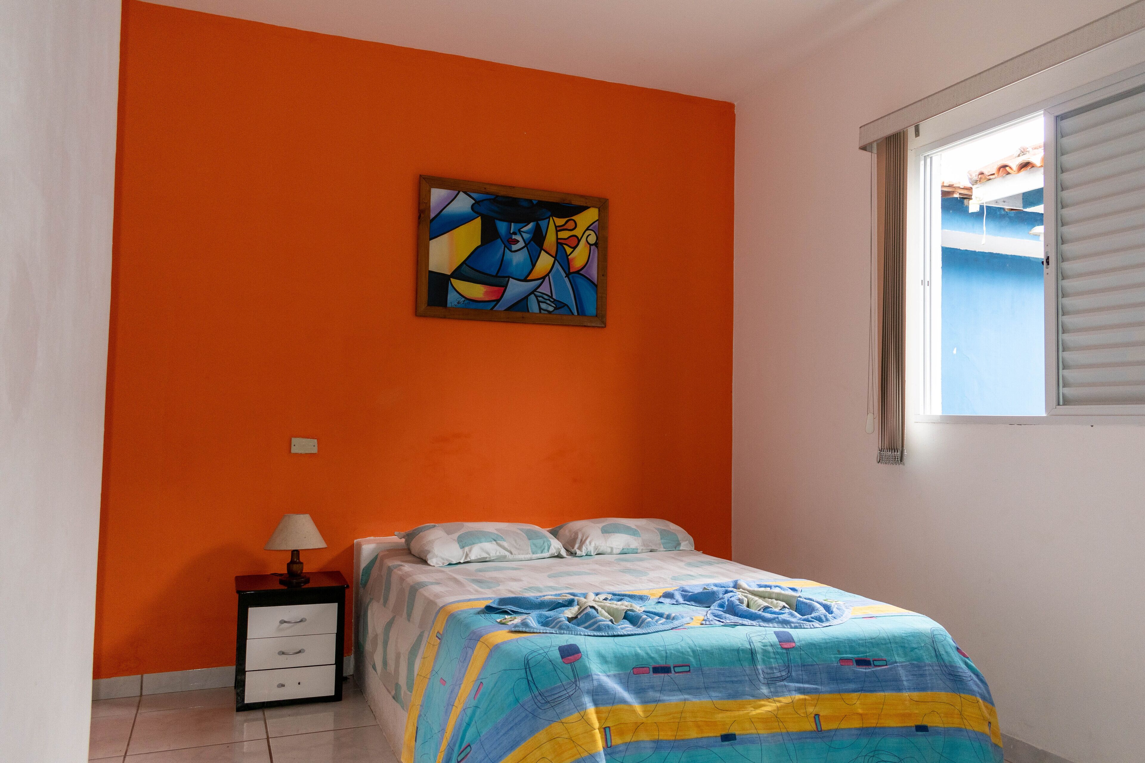 Quarto econômico | Wi-Fi de cortesia, roupa de cama