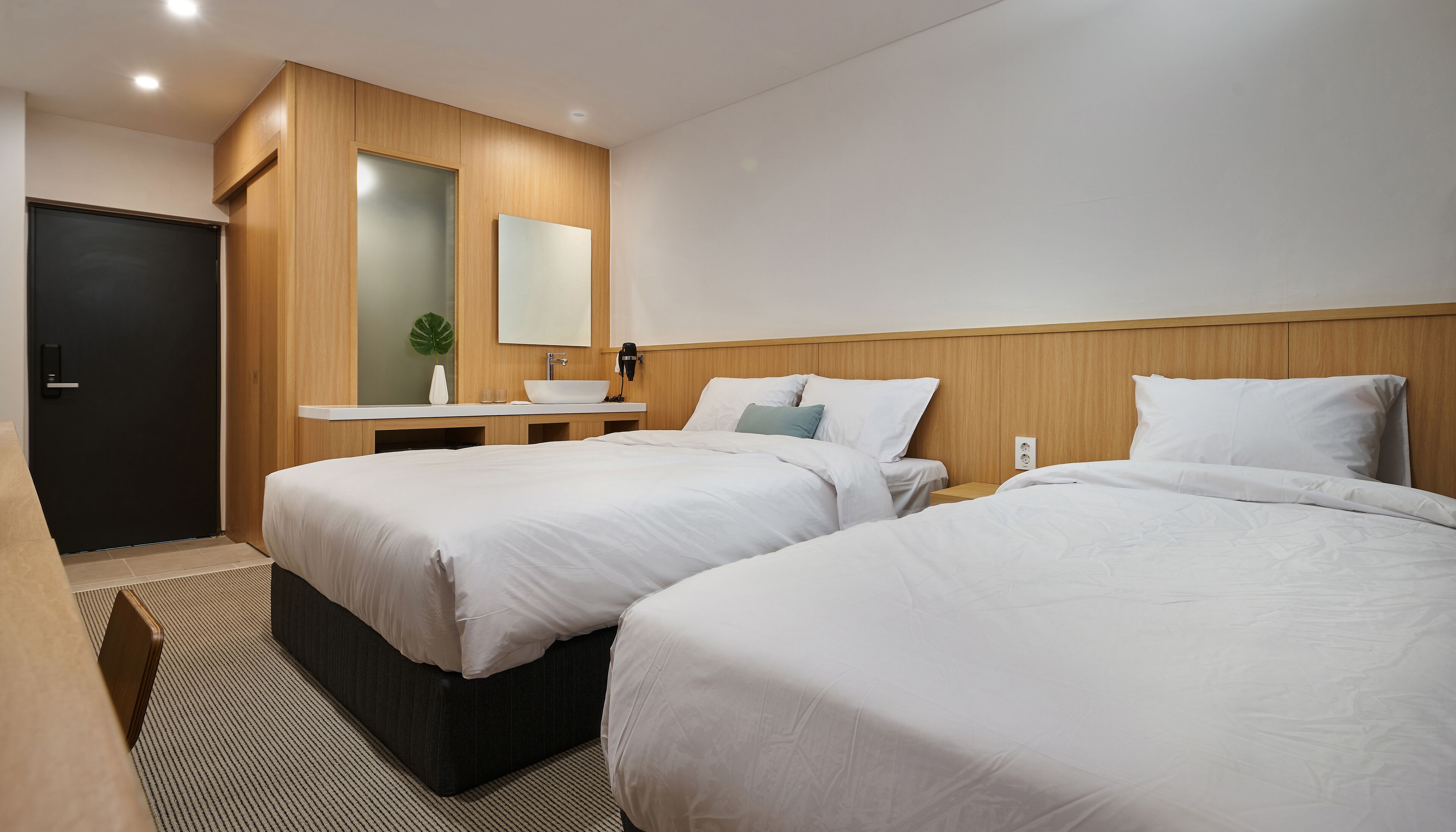 standard twin room | desk, free wifi, bed sheets