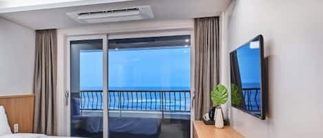 Tengerpartra/óceánra néző