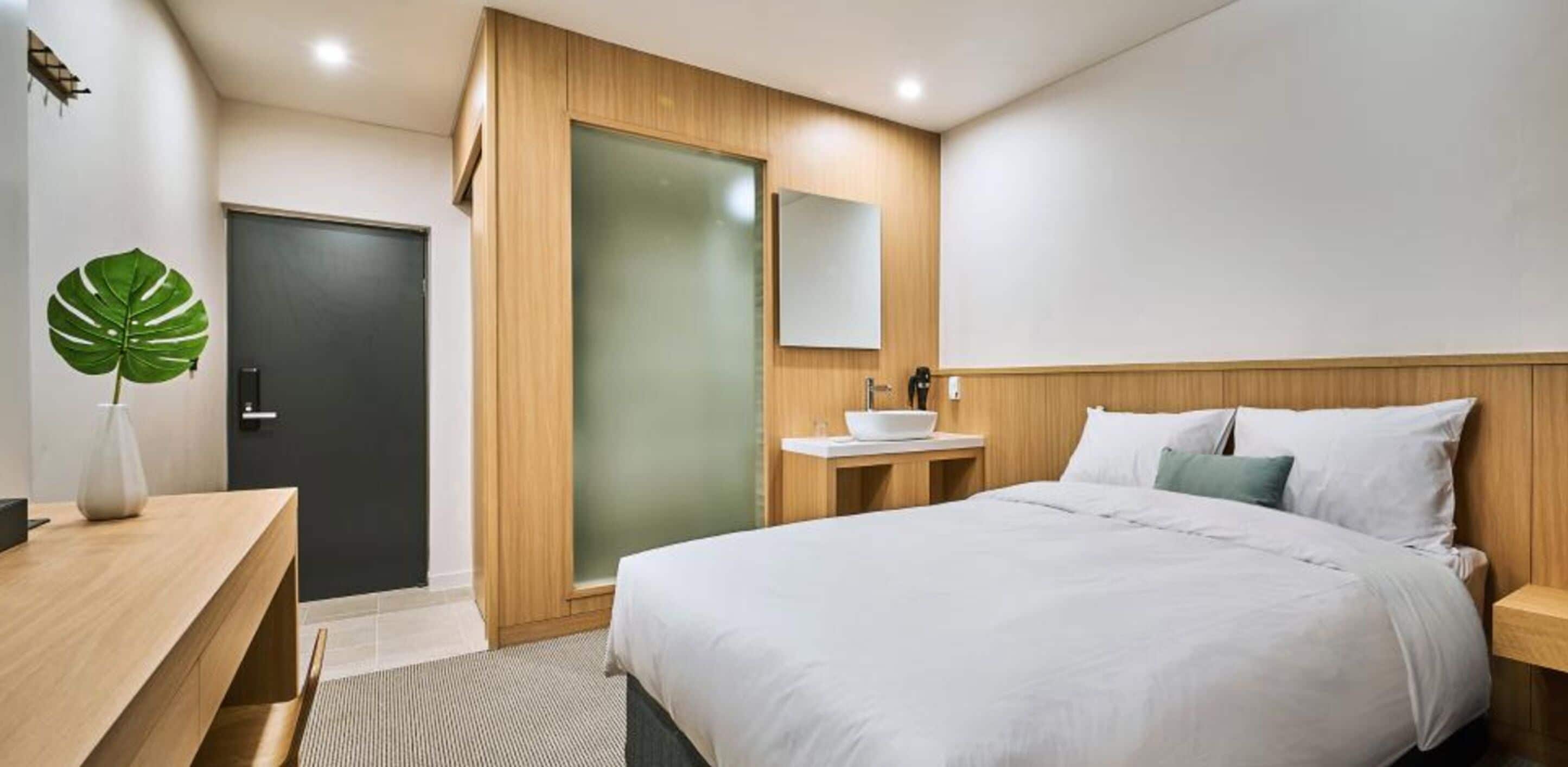 desk, free wifi, bed sheets