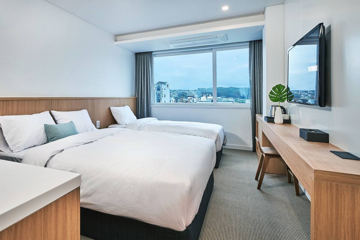 Standard Twin Room | Desk, WiFi (free), bed sheets