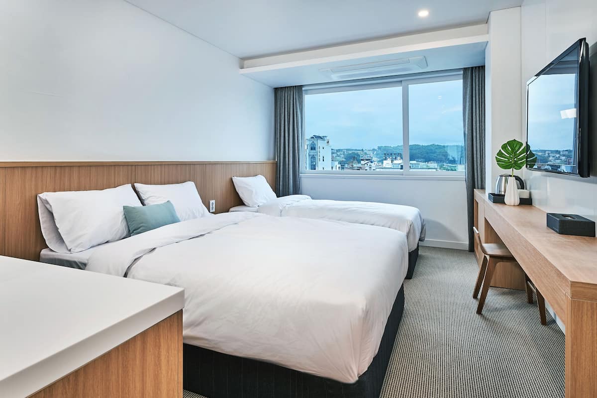 standard twin room | desk, free wifi, bed sheets