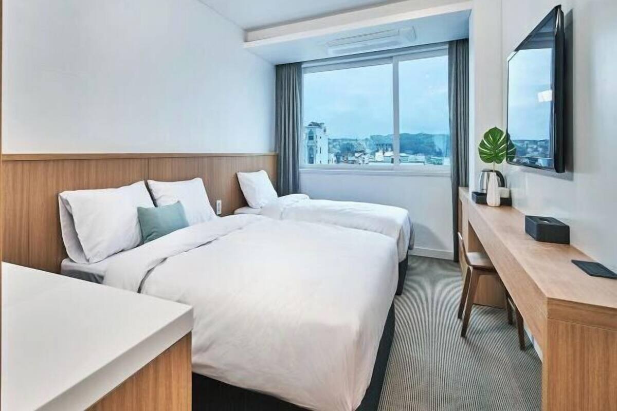 Escritorio, wifi gratis y ropa de cama