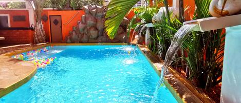 室外游泳池,池畔遮阳伞,日光浴躺椅