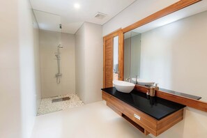 Deluxe-Zimmer | Badezimmer | Dusche, Handtücher