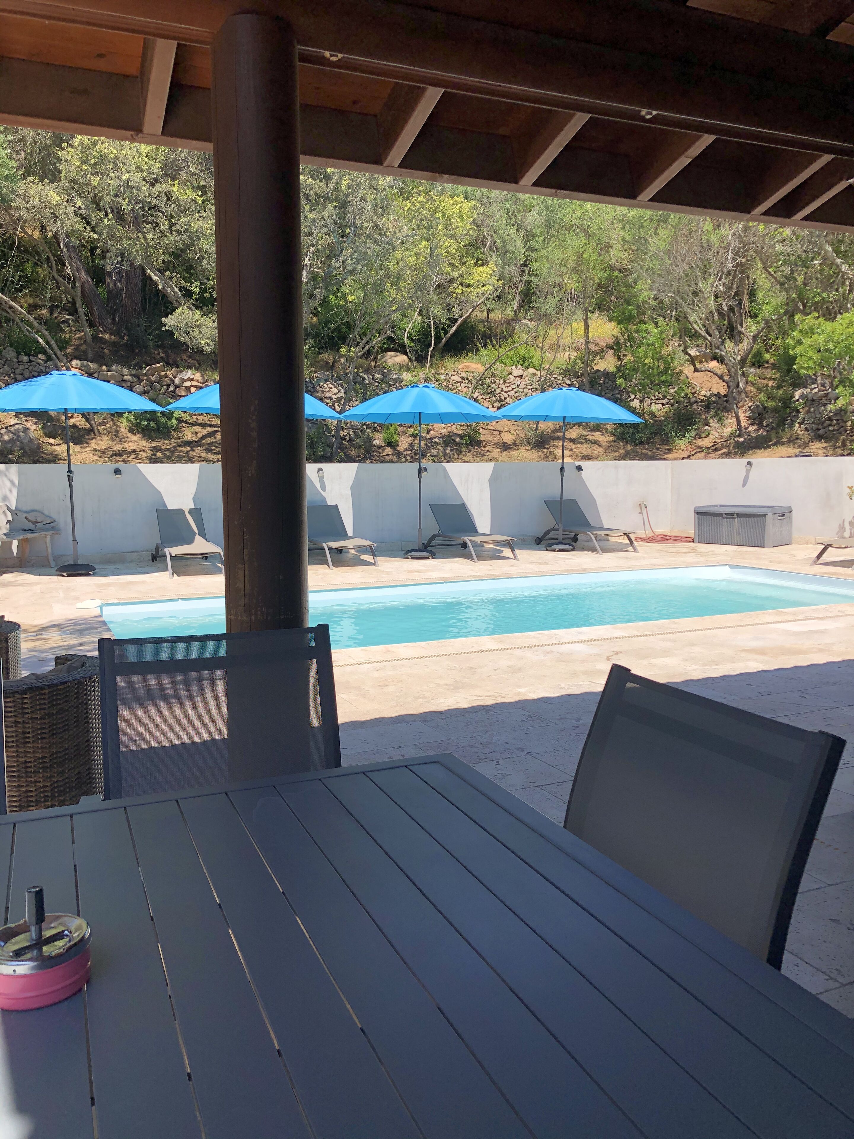 Una piscina al aire libre, una piscina climatizada