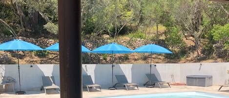 Una piscina al aire libre, una piscina climatizada