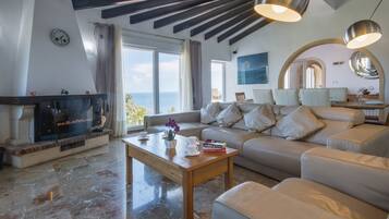 Fernseher, Kamin, DVD-Player, Stereoanlage