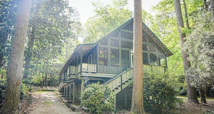Look no further! Your family will love this chalet with optional meeting room!