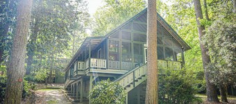 Look no further! Your family will love this chalet with optional meeting room!