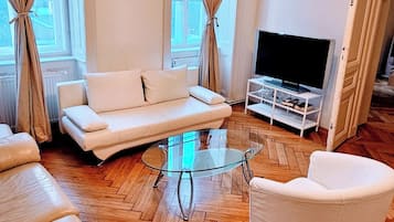 Departamento Grand | Área de sala de estar | Televisión de pantalla plana de 32 cm con canales por cable