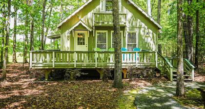 Fur babies welcome in this wooded view chalet!