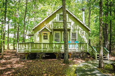 Fur babies welcome in this wooded view chalet!