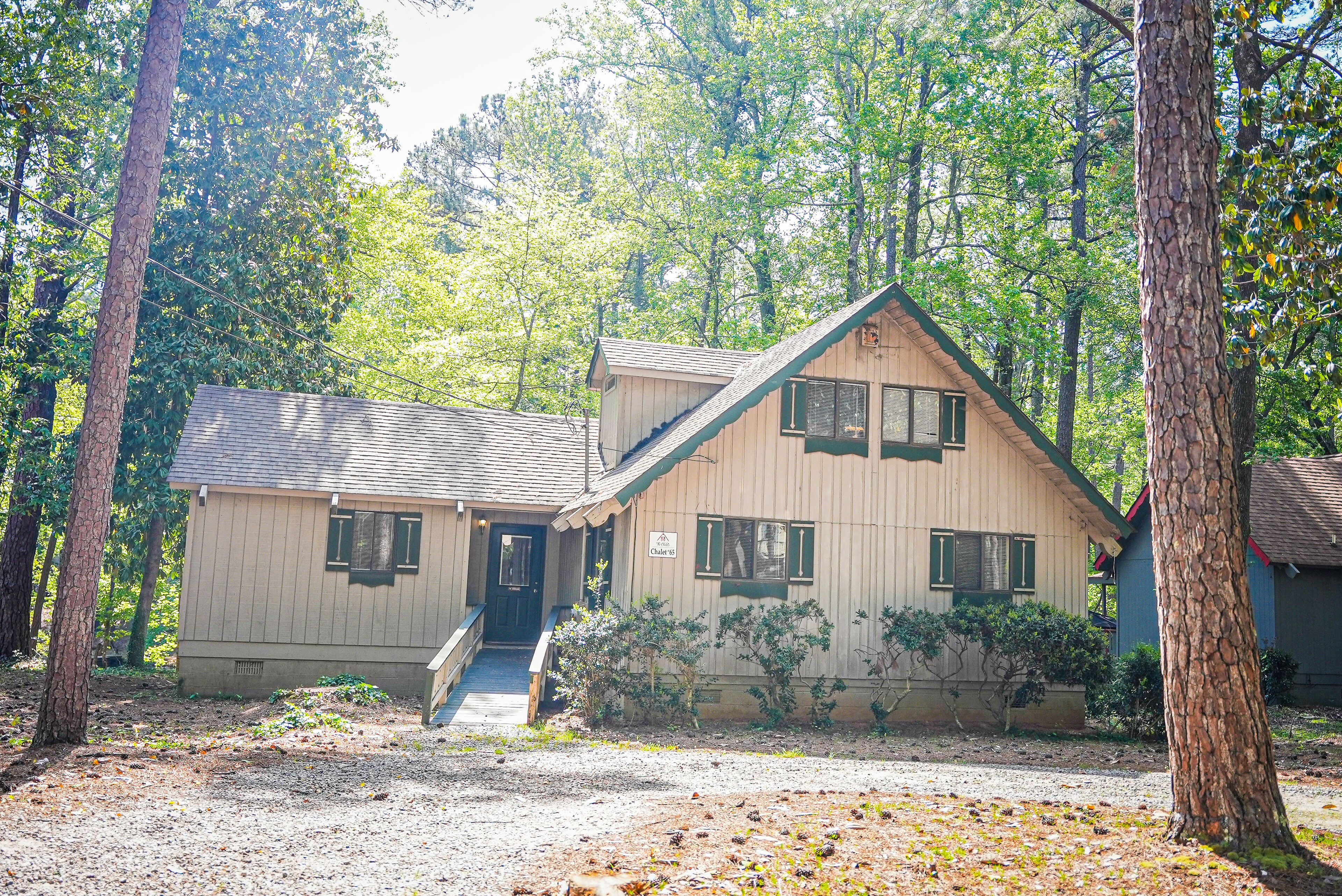 Relax in this spacious chalet just miles from the heart of Pine Mountain