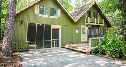 Spread out and relax in this spacious wooded view chalet close to FDR State Park