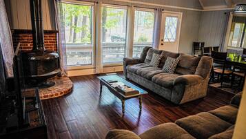 Télévision, cheminée, table de tennis de table