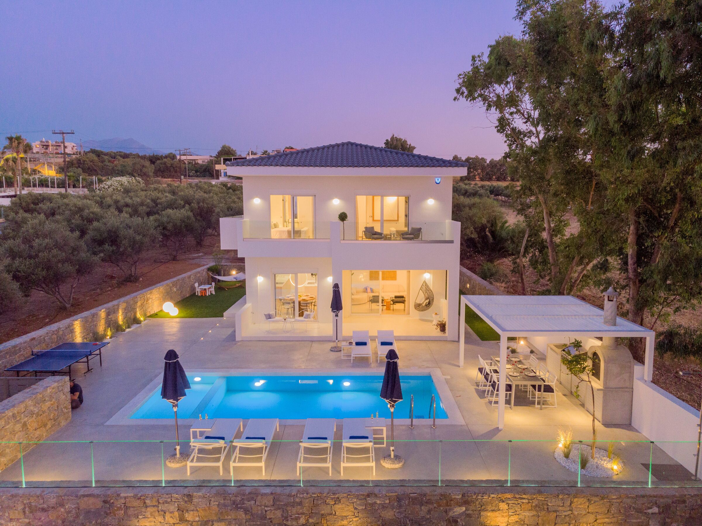 Ulkouima-allas, lämmitetty uima-allas, aurinkotuoleja