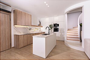 Kjøleskap, mikrobølgeovn, ovn og kokeplater