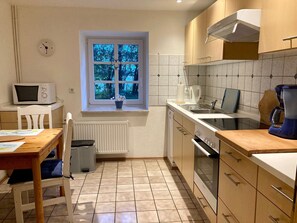 Kühlschrank, Mikrowelle, Ofen, Geschirrspüler