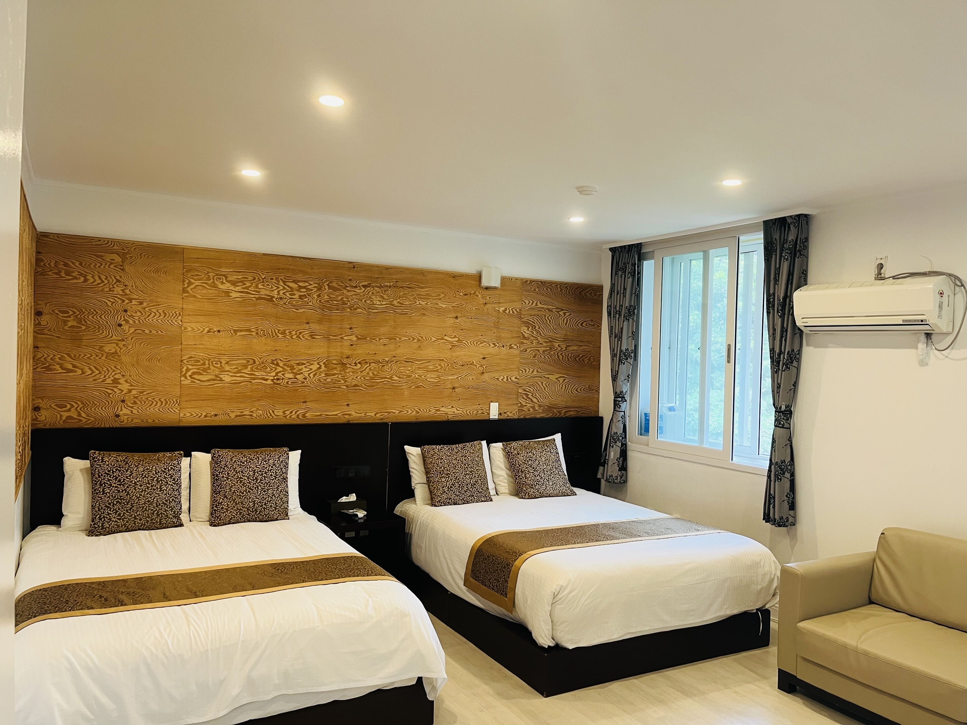 Suite | Free WiFi, bed sheets