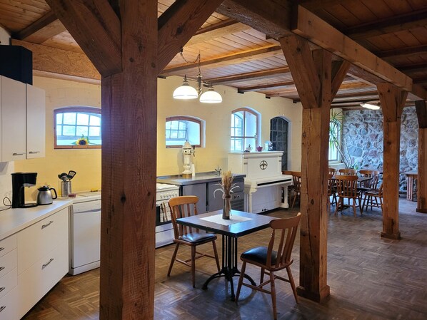 Frigorífico, microondas, horno y lavavajillas