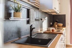 Refrigerador, horno, lavavajillas y cafetera y tetera 