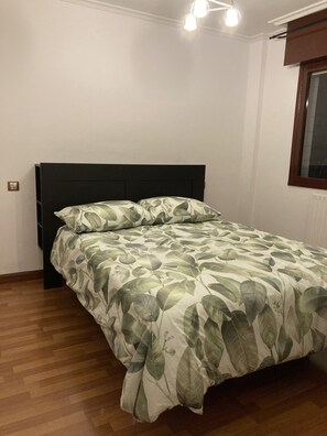 2 makuuhuonetta, silitysrauta/-lauta, vauvan matkasänky, ilmainen Wi-Fi