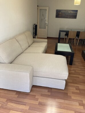 Älytelevisio, videopelejä, DVD-soitin, videokirjasto