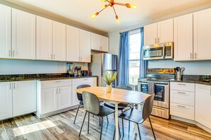Frigorifero, microonde, piano cottura, lavastoviglie