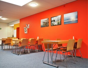 朝食 (セルフサービス)、毎日提供 (無料)