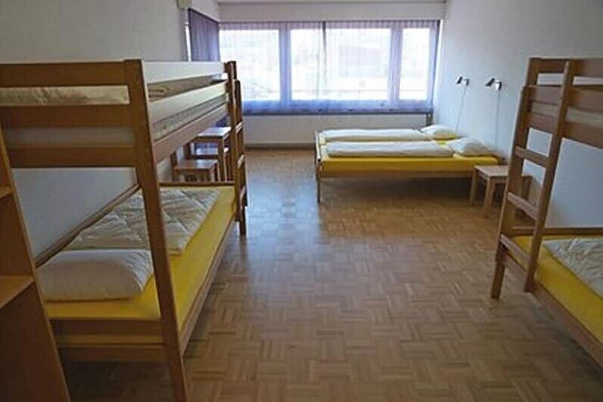 Muebles diferentes y ropa de cama 