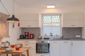 Kühlschrank, Ofen, Geschirrspüler, Wasserkocher mit Kaffee-/Teezubehör