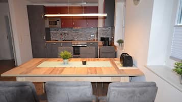 Kühlschrank, Mikrowelle, Ofen, Geschirrspüler