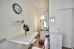 Frigorifero, piano cottura, macchina per tè/caffè